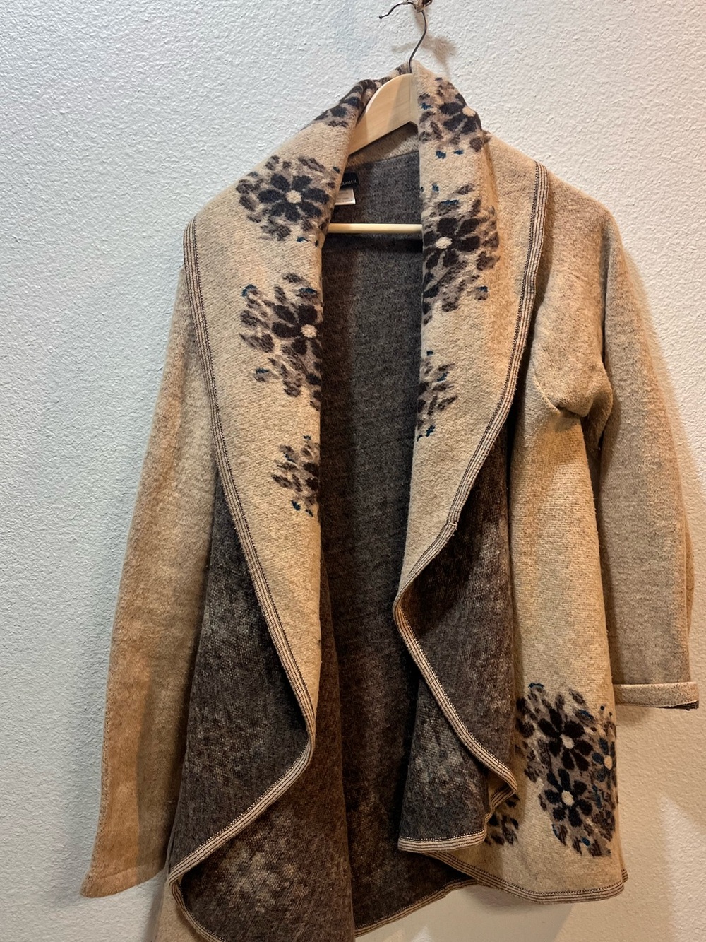 Coco + Carmen Beige and Charcoal Floral Open-Front Cardigan